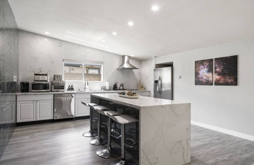 Southwest Anaheim House | Galactic Getaway:Close to Disney with Pool & Games