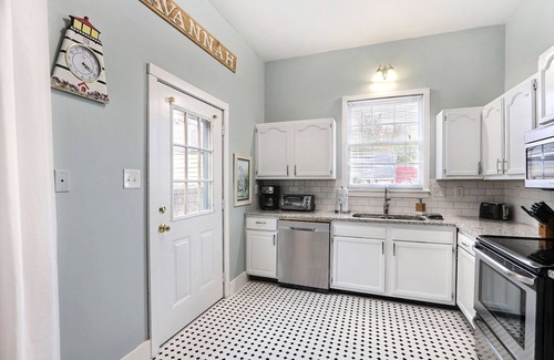 Beach Institute Apartment | Gallery Stays - Pop Collection