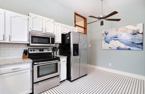 Beach Institute Apartment | Gallery Stays - Pop Collection