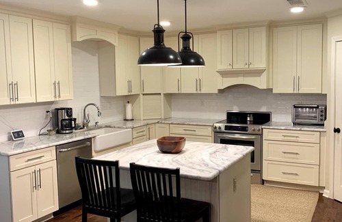 Country Club House | “Game-Day Retreat: 3BR Home Minutes from Vaught Hemingway & The Square”