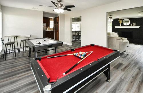 Conroe House | Game Room & Golf Nearby
