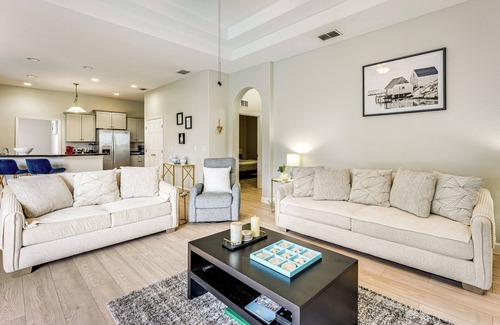 Haines City House | Game, Swim & Unwind: Lakeside Retreat Near Disney