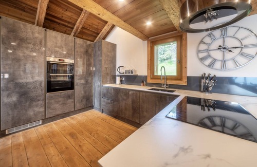 Saint-Jean-dʼAulps Ski Chalet | Gamelbarn is a beautiful luxury chalet with hot tub and stunning mountain views