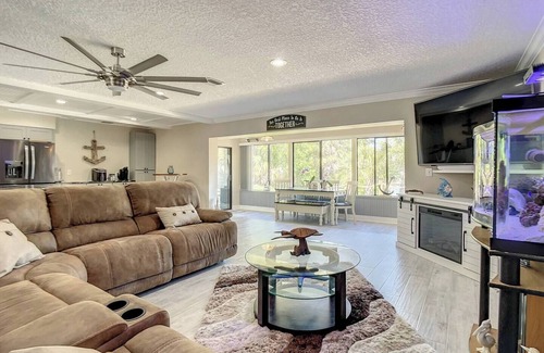 Palm Harbor House | GameRoom | Canal | Large Dock | Pool | Pets OK! 6 beds