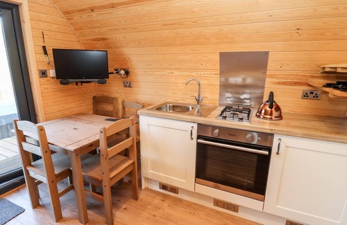 Upper Sapey Cottage | GANDER POD, pet friendly, with hot tub in Clifton Upon Teme