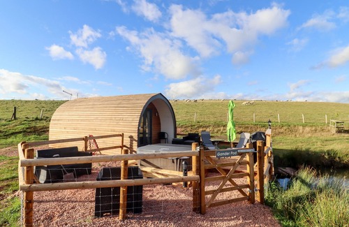 Upper Sapey Cottage | GANDER POD, pet friendly, with hot tub in Clifton Upon Teme