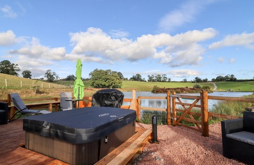 Upper Sapey Cottage | GANDER POD, pet friendly, with hot tub in Clifton Upon Teme