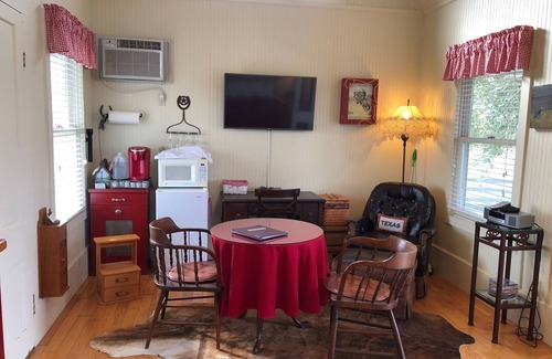 Flatonia Cottage | Gander's Down 1 Bedroom Ranch Amazing Cottage