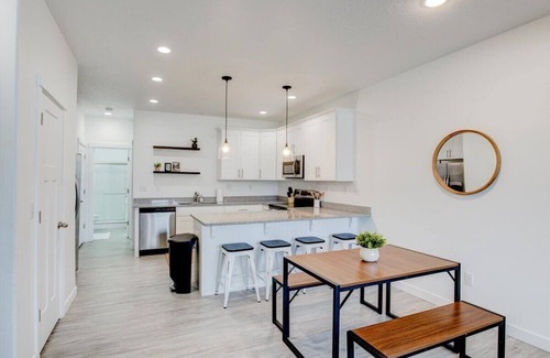 Vineyard House | Garage, Game Room, King Bednn