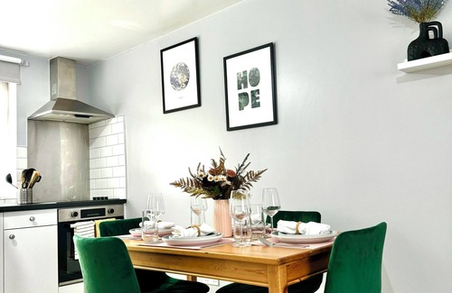 Tokyngton Apartment | Garden 1-Bed Flat 30min to Downtown & Free Parking, Charming 1-Bed Flat- Free WiFi & On-Street Parki