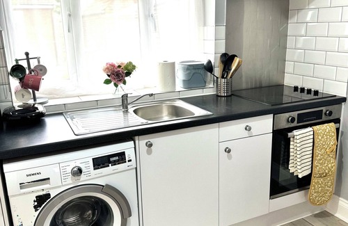 Tokyngton Apartment | Garden 1-Bed Flat 30min to Downtown & Free Parking, Charming 1-Bed Flat- Free WiFi & On-Street Parki