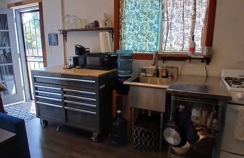 Salinas Cottage | Garden Chalet walking distance to Oldtown Salinas