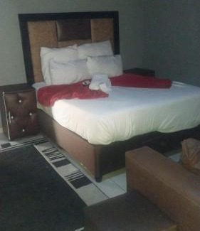 Robertsham House | Garden point Guest house