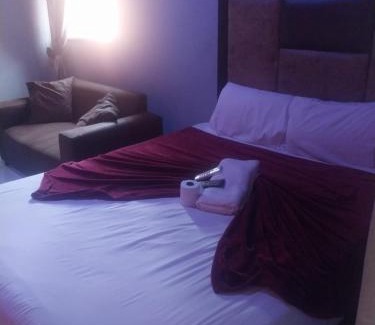 Robertsham House | Garden point Guest house