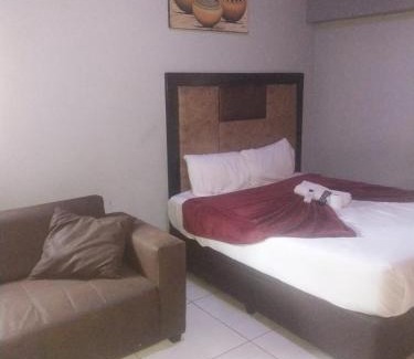 Robertsham House | Garden point Guest house