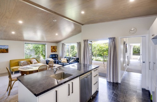 Marewa House | Garden Retreat - Napier Holiday Home