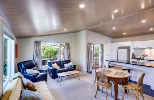 Marewa House | Garden Retreat - Napier Holiday Home