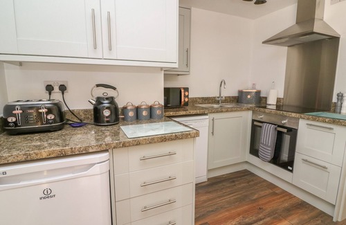 Llanybydder Cottage | GARDEN VIEW, pet friendly, country holiday cottage in Llanybydder