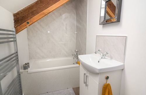 Llanybydder Cottage | GARDEN VIEW, pet friendly, country holiday cottage in Llanybydder