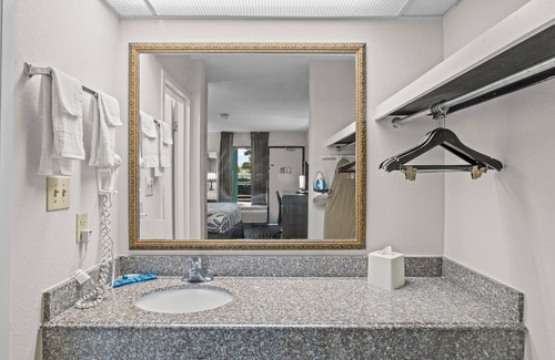 Morehead City Hotel | Garnet Inn & Suites, Morehead City near Atlantic Beach