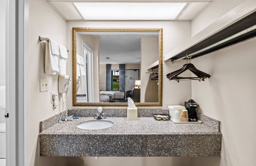 Morehead City Hotel | Garnet Inn & Suites, Morehead City near Atlantic Beach