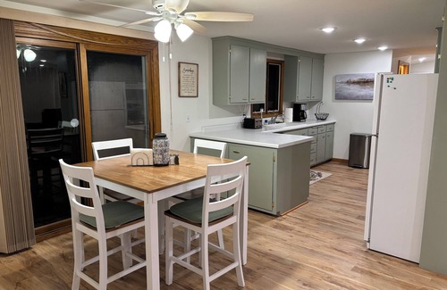 Green Bay House | Gary's Game-Day Getaway only 1.4 miles from Lambeau!