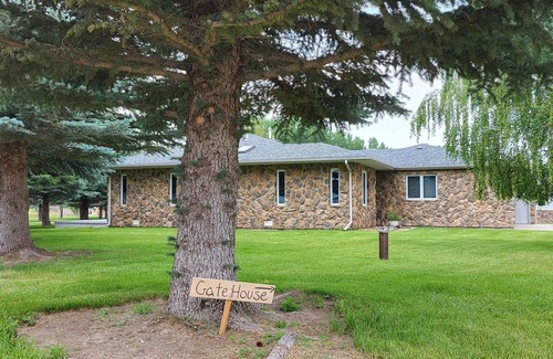 Cascade House | Gate House cozy cottage on the Missouri River, beautiful spot to fish and relax!