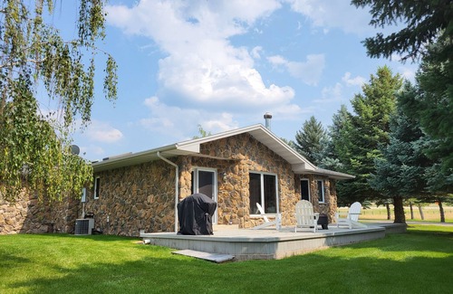 Cascade House | Gate House cozy cottage on the Missouri River, beautiful spot to fish and relax!