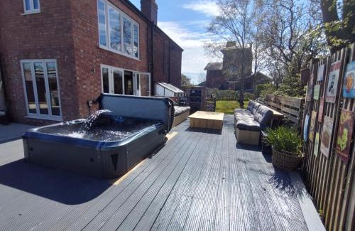 Woodhall Spa House | Gate house located on the riverside, Woodhall spa, hot tub & games room