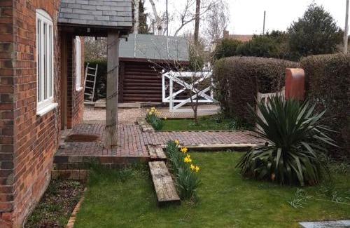 Woodhall Spa House | Gate house located on the riverside, Woodhall spa, hot tub & games room