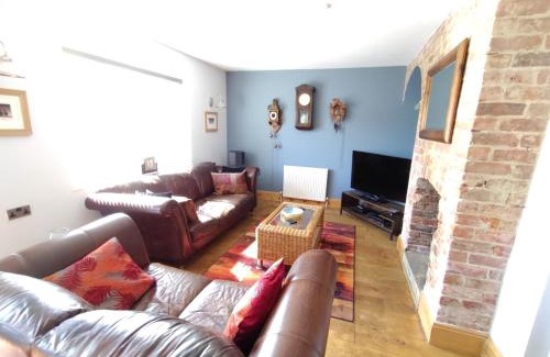 Woodhall Spa House | Gate house located on the riverside, Woodhall spa, hot tub & games room