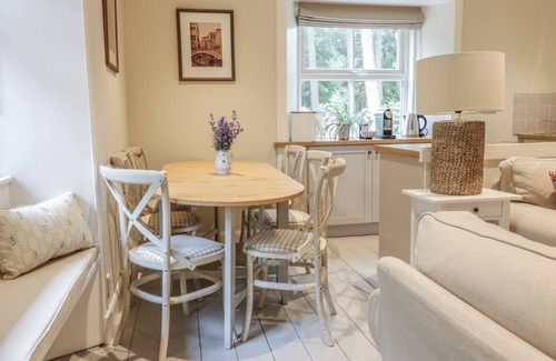 West Calder Cottage | GATE LODGE, pet friendly, with open fire in West Calder