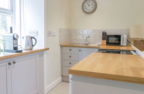 West Calder Cottage | GATE LODGE, pet friendly, with open fire in West Calder