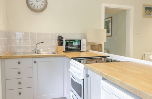 West Calder Cottage | GATE LODGE, pet friendly, with open fire in West Calder