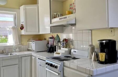 Oakland House | Gated cottage*self ck-in*fast WiFi*free parking