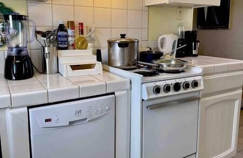 Oakland House | Gated cottage*self ck-in*fast WiFi*free parking