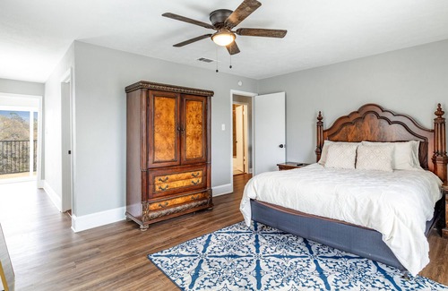 Kemp House | Gated spacious home with oversized deck on almost an acre 2 min from the lake!