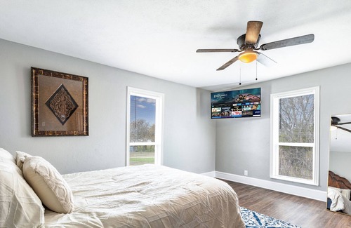 Kemp House | Gated spacious home with oversized deck on almost an acre 2 min from the lake!