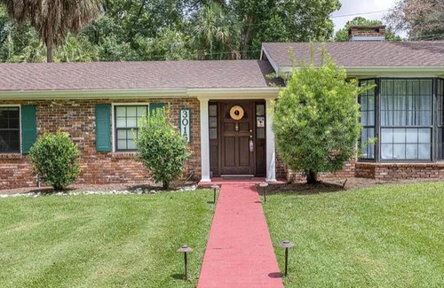 Gainesville House | Gator Den 6 Bedrooms Steps to UF