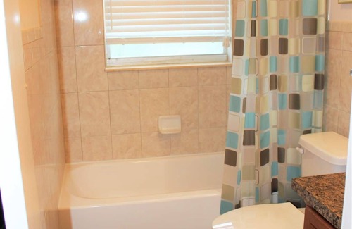 Oviedo House | Gator Lodge: Inviting 2-bedroom, 1-bath home, sleeps 4. Perfect for couples or small families.