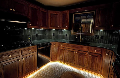 Ozark House | Gatsby-Inspired Victorian Farmhouse - Farm feel only 5min from city amenities