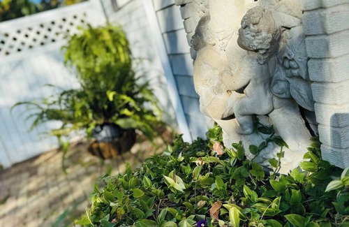 Ozark House | Gatsby-Inspired Victorian Farmhouse - Farm feel only 5min from city amenities