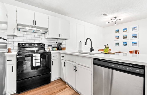 Pickwood Condo | Gay Street Retreat - Walk to Campus & Downtown