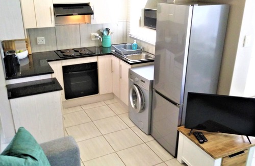 Greater Johannesburg Metropolitan Area House | GCo: Sunny cute 2 bed with braai, WiFi, Netflix