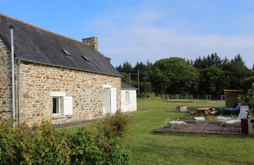 Belle-Isle-en-Terre House | Gd Gîte in the countryside, indoor/outdoor games, animals, nice view. sea 25km away!