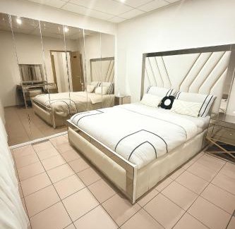 Menen House | Gelijkvloers apt, supermarkt voor de deur, winkels & terrasjes op wandelafstand