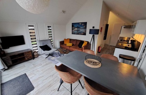 Municipality of Dronten Ski Chalet | Gemütliches Holland-beachhouse 40m² mit Garten, Blick Aufs Wasser im Ferienpark