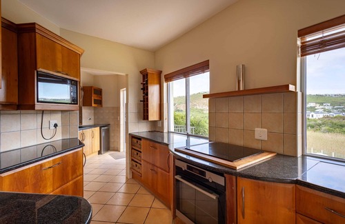 Robberg Beach Villa | Gemini Villa | Solar Powered, Pool & Near Beach