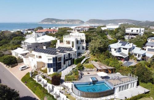 Robberg Beach Villa | Gemini Villa - Solar Powered Pool & Near Beach