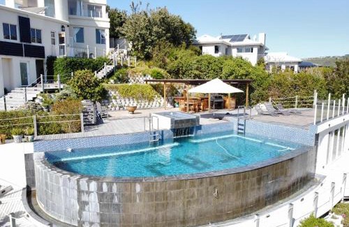 Robberg Beach Villa | Gemini Villa - Solar Powered Pool & Near Beach